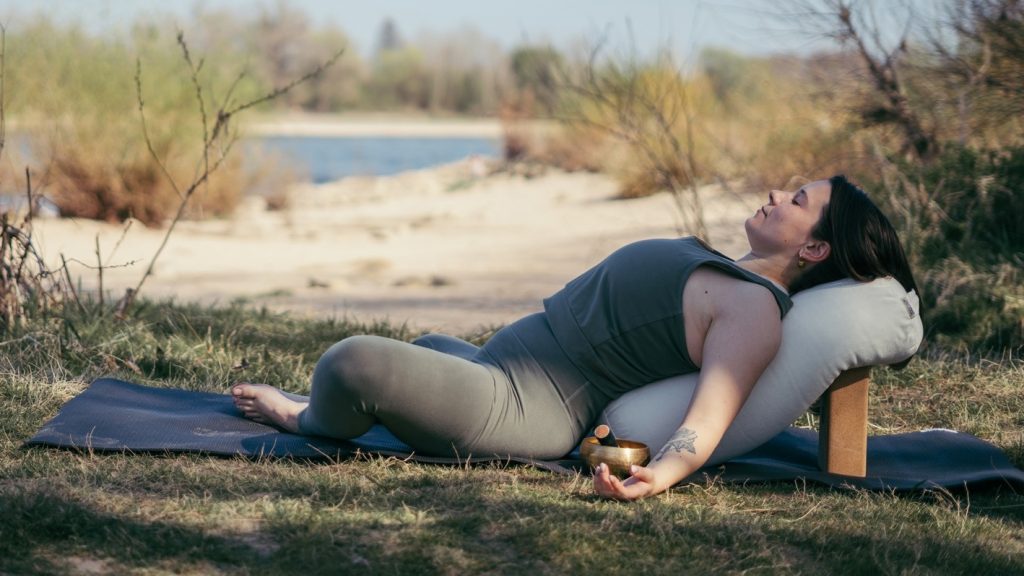 Mehr als nur Rumliegen: Yin Yoga hat an Beliebtheit zugenommen. Und ich verstehe ganz klar, warum. Unser Alltag ist schnell, unsere Aufmerksamkeit wird wir in jeder Sekunde beansprucht und wir brauchen viel Energie. Yin Yoga bietet den perfekten Ausgleich zum Alltag. Statt viel Bewegung und immer neue Eindrücke für das Gehirn heißt es hier: Stille finden - in Körper, Atem und Geist.