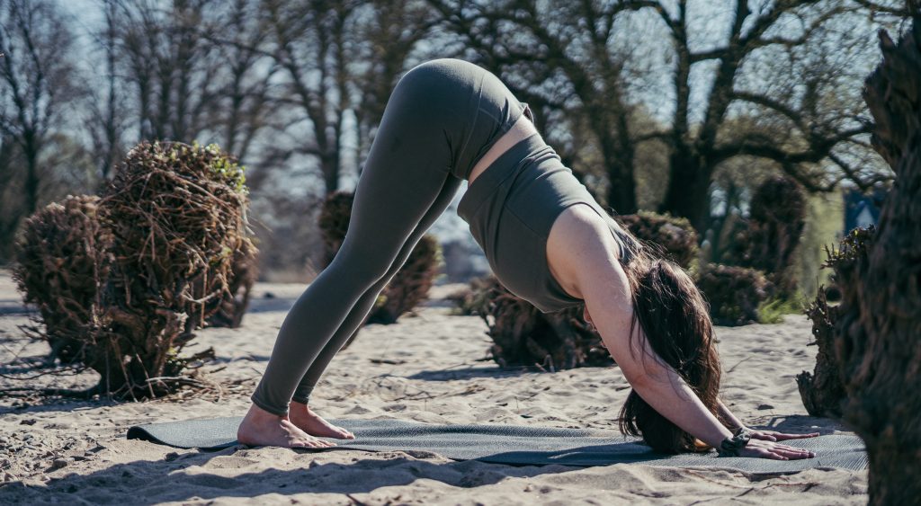 Yoga ist weit mehr als das bloße Einnehmen von Positionen; es ist eine Kunst, die Körper und Geist in Einklang bringt. Ein entscheidender Aspekt dabei ist das Alignment, die präzise Ausrichtung deines Körpers in den Asanas (Yogahaltungen). Aber Alignment meint mehr als das: Auch die innere Ausrichtung ist entscheidend für deine Praxis. Gerade für Anfänger ist Alignment ein wunderbares Fundament, um Yoga als regelmäßige Praxis für sich selbst aufzubauen.