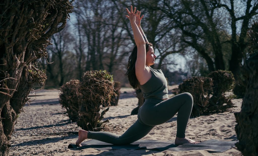 Vinyasa Yoga ist ein dynamischer und fließender Yogastil, der Bewegung und Atmung harmonisch miteinander verbindet. Er wird auch 