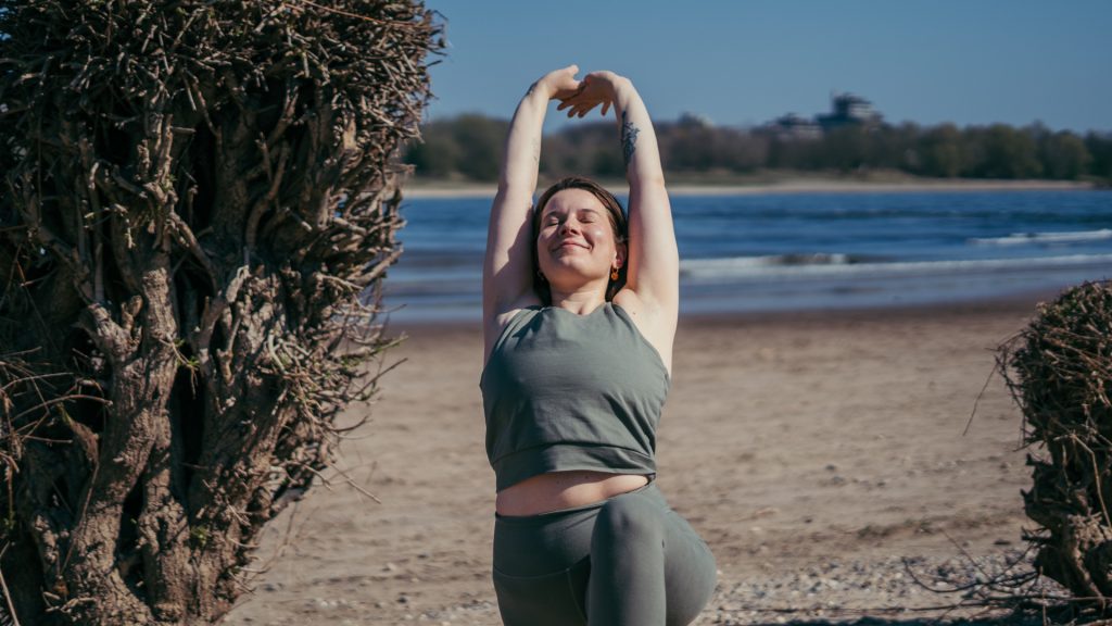 Im Anusara Yoga bildet „Open to Grace“ das erste Prinzip im Alignment. Diese innere Haltung bildet den ersten Schritt auf dem Weg zu einer bewussten und herzöffnenden Praxis. Es lädt uns ein, uns mit Offenheit, Vertrauen und Neugier dem Leben zu nähern Lerne, wie du diese Haltung für dich üben kannst – sowohl auf der Matte als auch im Alltag.