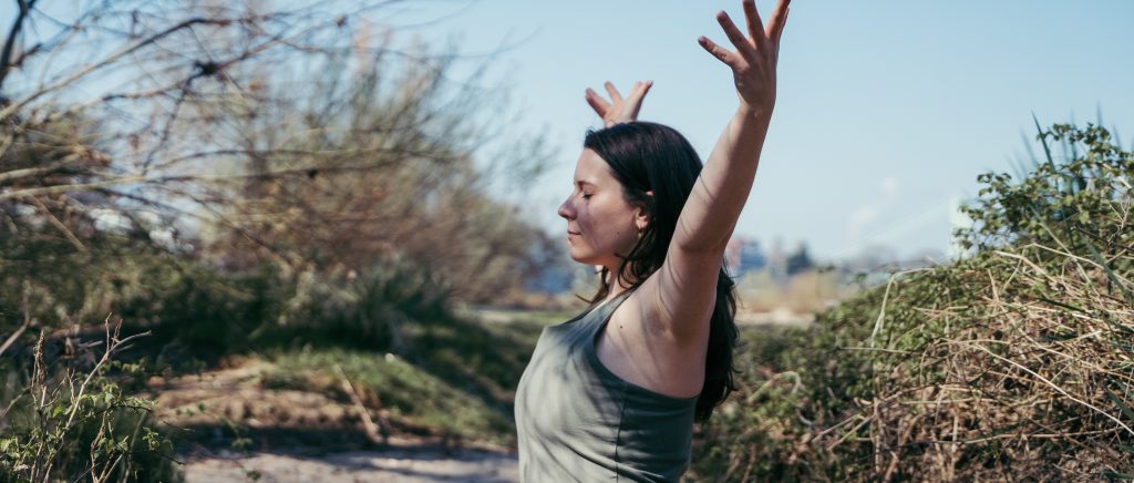 Yoga ist eine ganzheitliche Praxis. Und ein zentraler Bestandteil dieser Praxis ist Pranayama, die Kunst der bewussten Atemkontrolle. Die Pranayama-Atemtechniken für Körper und Geist sind die vierte Disziplin im achtgliedrigen Pfad des Yoga nach dem Gelehrten Patanjali. Durch gezielte Atemübungen können wir nicht nur unsere physische Gesundheit verbessern, sondern auch unseren Geist beruhigen.