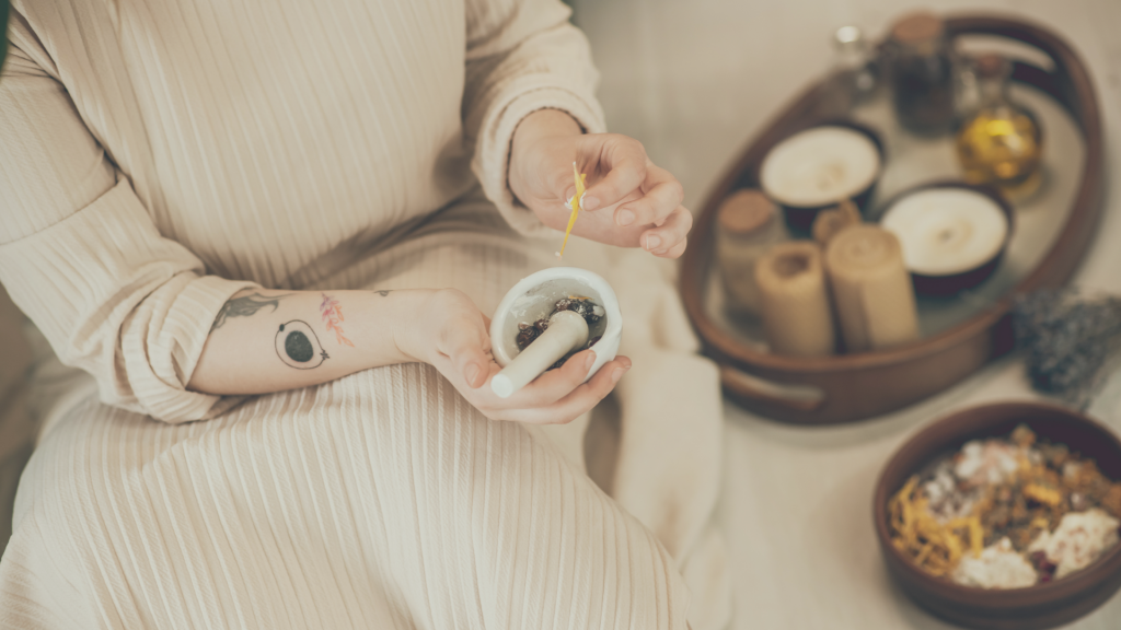 Viele Menschen denken bei Ayurveda zuerst an Ernährung. Doch Ayurveda ist mehr. Es ist ein ganzheitlicher Lebensstil. Er vereint Essen, Bewegung und Alltagsroutinen für mehr Gesundheit und Wohlbefinden.
Wenn du deine individuelle Konstitution kennst – die Grundverfassung deines Körpers und Geistes – dann kannst du gezielter handeln. Du wählst die richtigen Rituale, Bewegung und Ernährung. Damit lassen sich alltägliche Beschwerden lindern und größere Krankheiten vermeiden.Lerne die Grundlagen und Tipps für deinen Alltag mit Ayurveda kennen.