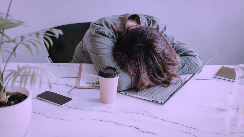 Das der dauerhafte Stress im Alltag schlecht für uns ist, wissen wir alle. Aber nur wenige wissen um die Verbindung zwischen unseren Zyklusbeschwerden oder Beschwerden. 
Und um etwas zu verändern, ist es zunächst einmal nötig Bewusstsein dafür zu schaffen. Um wahrzunehmen, was in uns gerade passiert & dann Schritte zu unternehmen, um unsere Situation zu verbessern.
Darum wollen wir uns in diesem Beitrag einmal ansehen, warum Stress sich negativ auf deinen Zyklus sowie den Übergang zur Menopause auswirkt & was du tun kannst, um Beschwerden durch Stress im Alltag zu lindern.